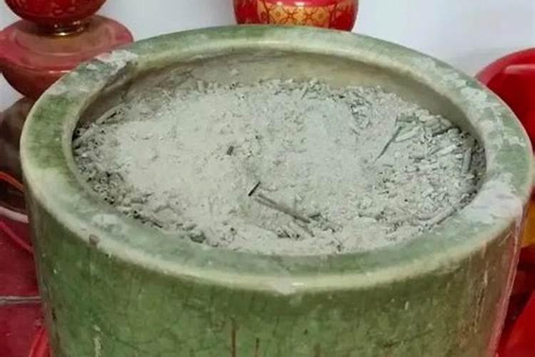 家里烧剩下的香灰先别扔赶紧往门口撒一把这不是迷信厉害了