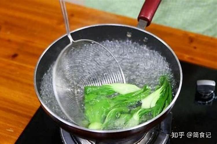 红秋葵为什么焯水后变成绿色