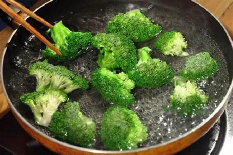 焯菜的水里加食盐能去除菜里的钾吗？