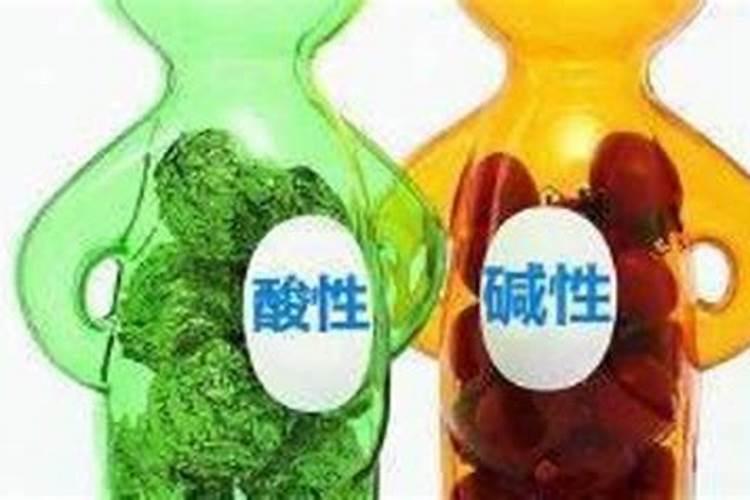 下雨天能给花浇水吗？