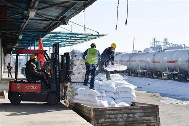 请问化肥类 钾肥类 这类肥料是用原油来制炼的吗？原油价格的高企对它们也...