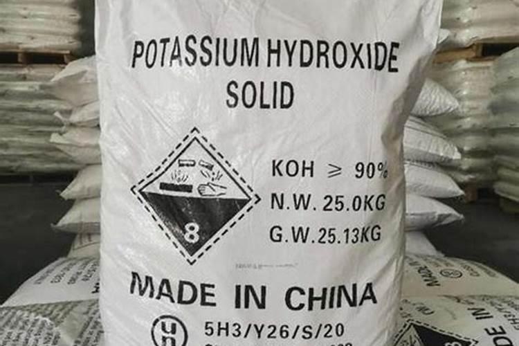 收割韭菜之后都会撒一层草木灰,要是撒上磷肥会不会起到一样效果？