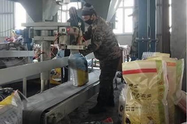 云化嘉吉是什么肥料 我们这来了个卖这化肥的 还送很多东西 这肥料是...
