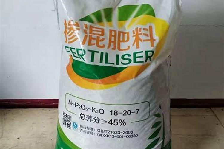 大棚阴天下雨可以打叶面肥吗？