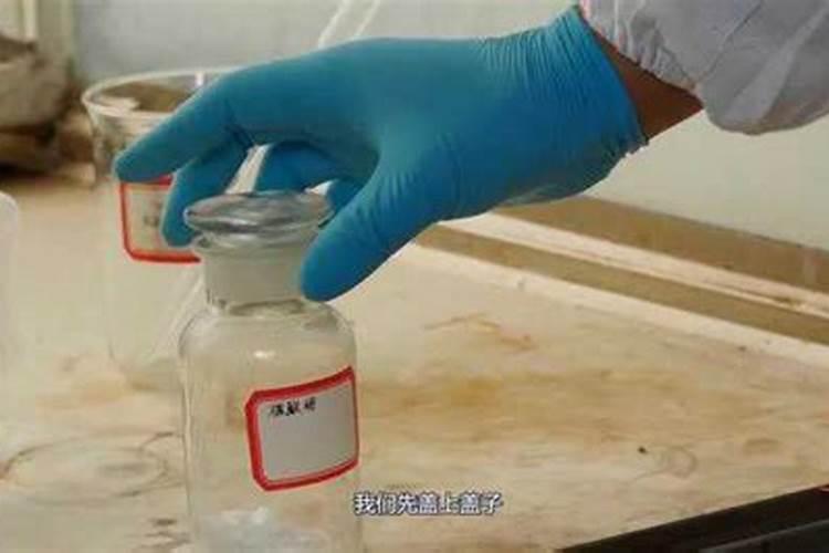 初中化学里,如何鉴别碳酸铵和碳酸氢铵？