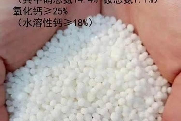小雨可以撒施冲施肥吗