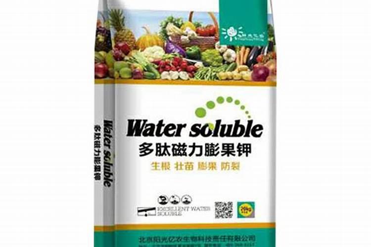 小雨可以撒施冲施肥吗？