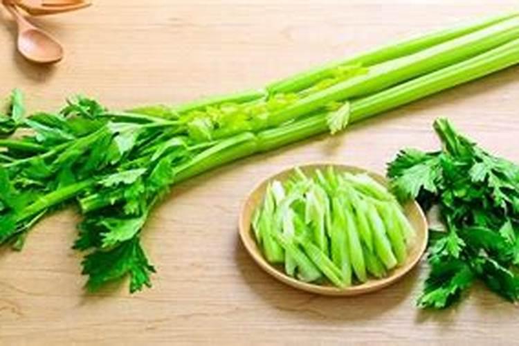 喷什么叶面肥芹菜长得快 喷施方法有哪些