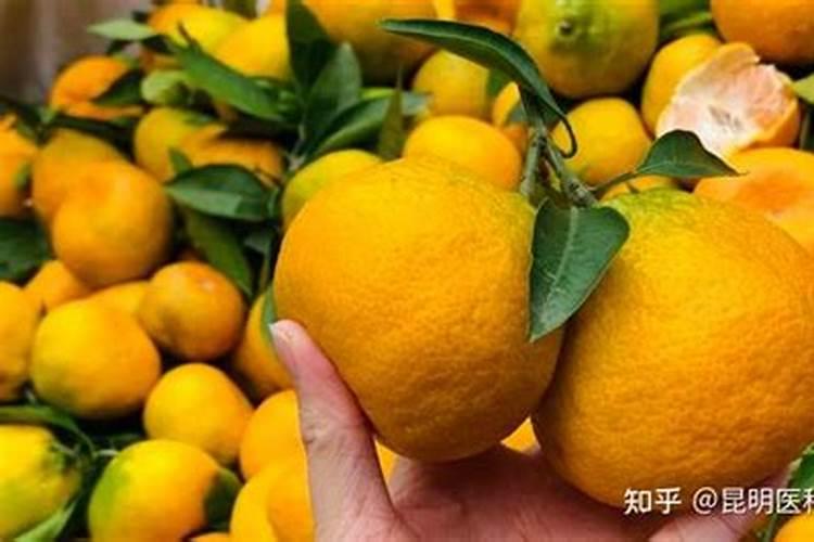 大家好,我想在这请教一下,我家盆栽的橙子树现在开花了,可这几天叶