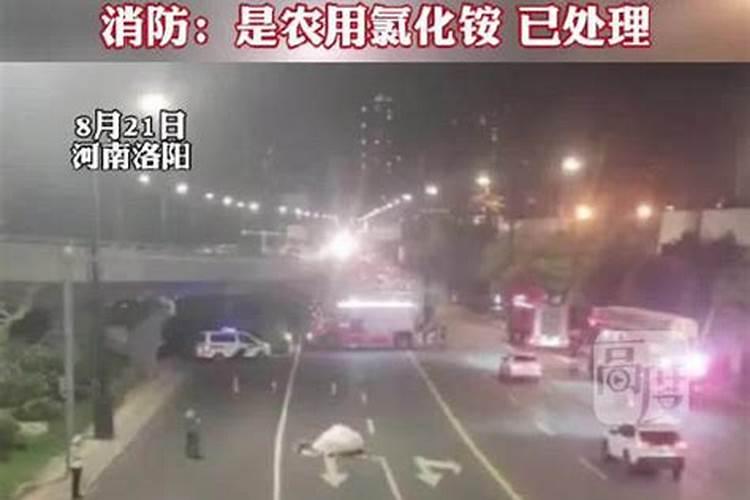 成都一路面出现大坑致多辆车爆胎,车主该找谁索赔？