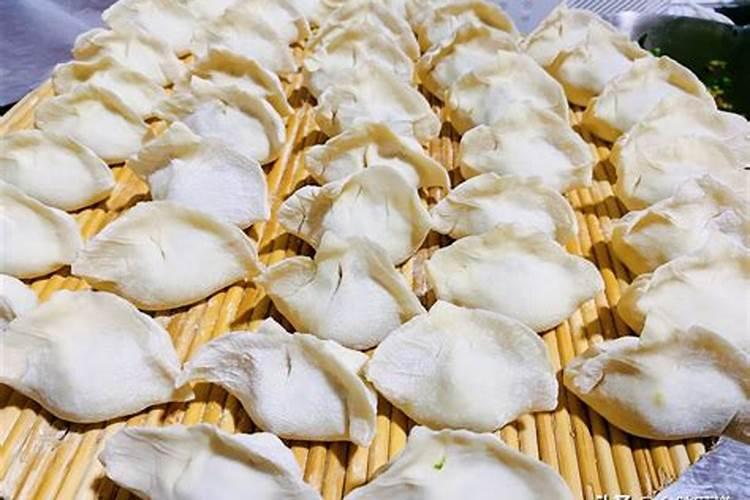 我种小白菜刚长出两天可以用什么叶面肥喷吗？