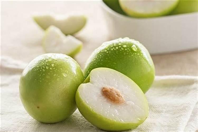 青枣还没开花,刚开始长花姑朵儿的时候,能施肥吗？施什么肥料好呢!