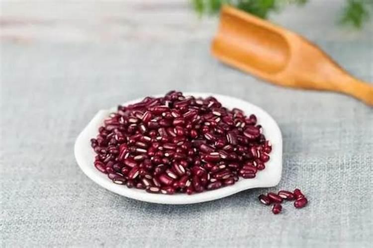 红小豆生长期需要喷施什么肥料？
