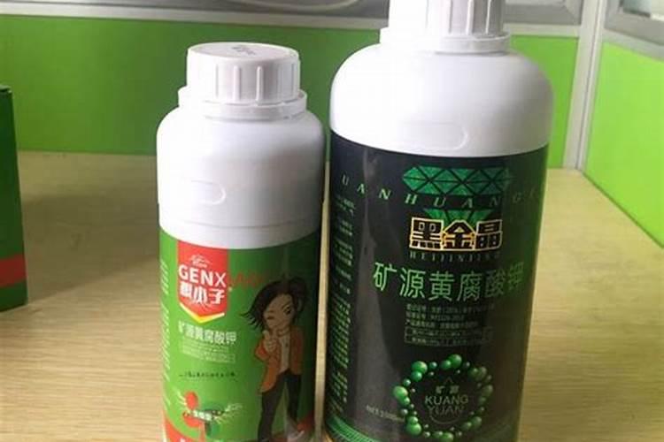 大棚地每浇一遍地就有一层白碱,是井水碱,怎样施肥调理？种的是香瓜...