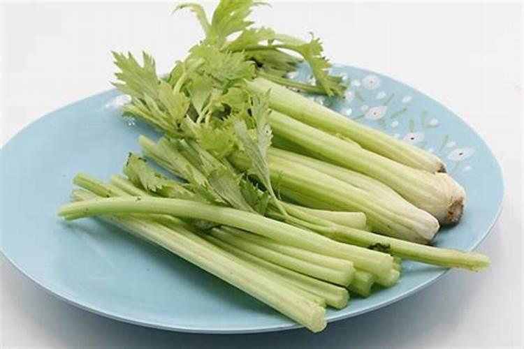 喷什么叶面肥芹菜长得快 喷施方法有哪些