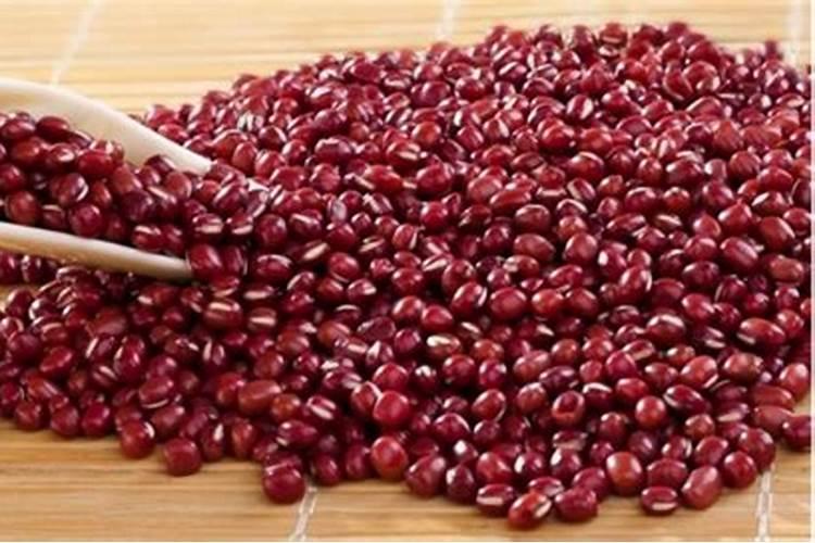 红小豆生长期需要喷施什么肥料？