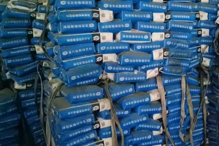 请问一下黄瓜小苗时能用一包劲矿源黄腐酸钾和水溶肥混用灌根吗？