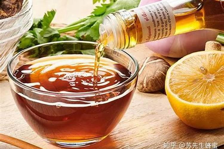 制作酸甜的糖拌李子时,需要准备哪些材料呢？