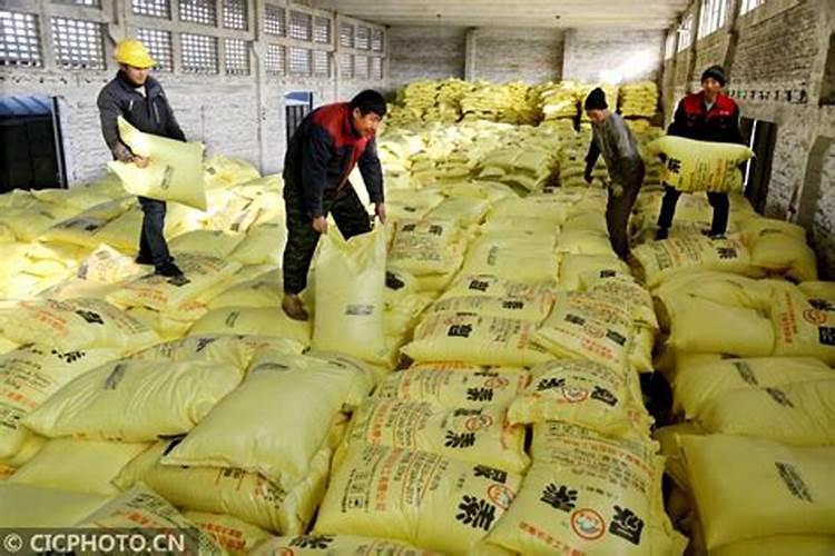 中国的氮肥,磷肥,钾肥主要的生产原料分别是什么？