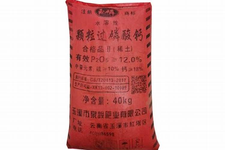 鱼塘里可以撒化肥喂鱼吗？撒什么化肥？计量是多少？？