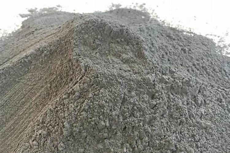 小雨可以撒施冲施肥吗？