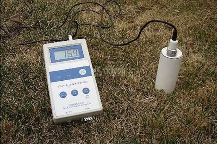 如何使用草木灰改良土壤