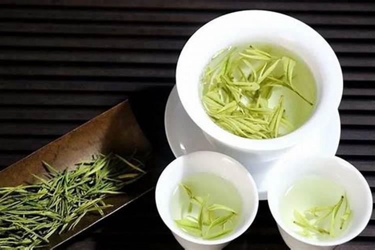 请问各位大神们,茶叶树发黄,有黑斑,能用生根粉喷子吗？