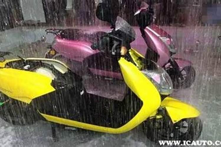 下雨前果园可以撒草木灰吗 草木灰能与农药混用吗