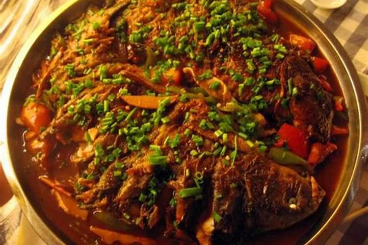 鲈鱼肚子里白色像肥肉一样的物质能拿来吃吗？