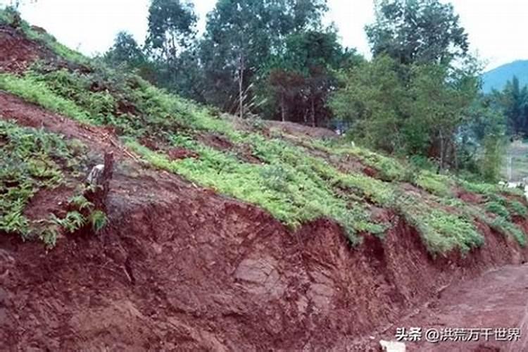 为什么有些山里的泥土是红色的？