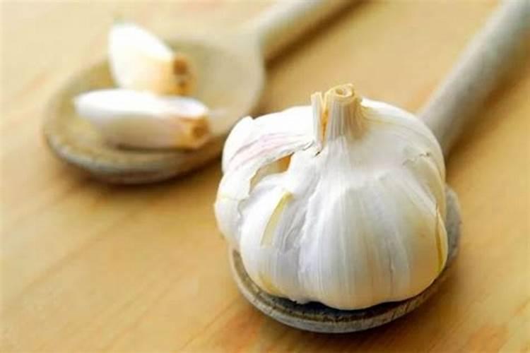 大蒜施什么肥料能让蒜皮红？