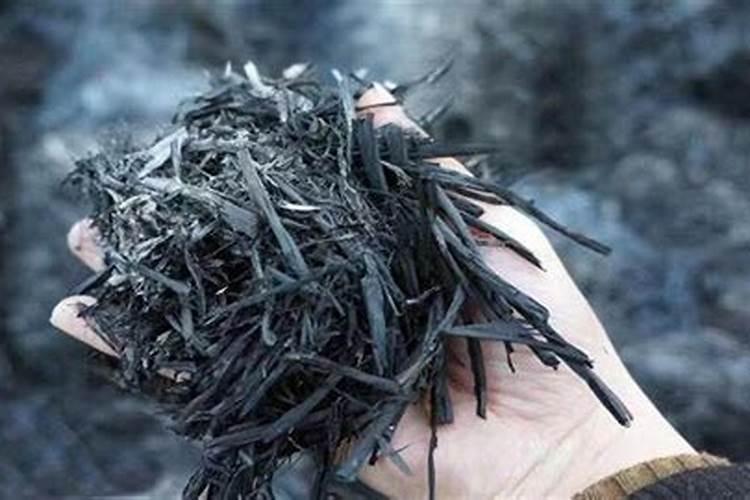 草木灰可以和复合肥一起施肥吗 尿素和草木灰可以一起下吗