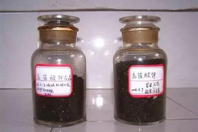高锰酸钾可以和肥料一起灌根草莓吗？
