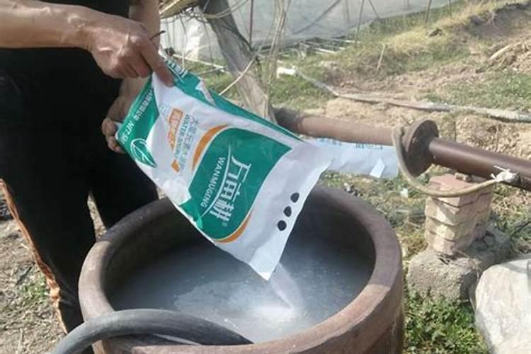 有一种肥料溶解水就结晶体叫什么