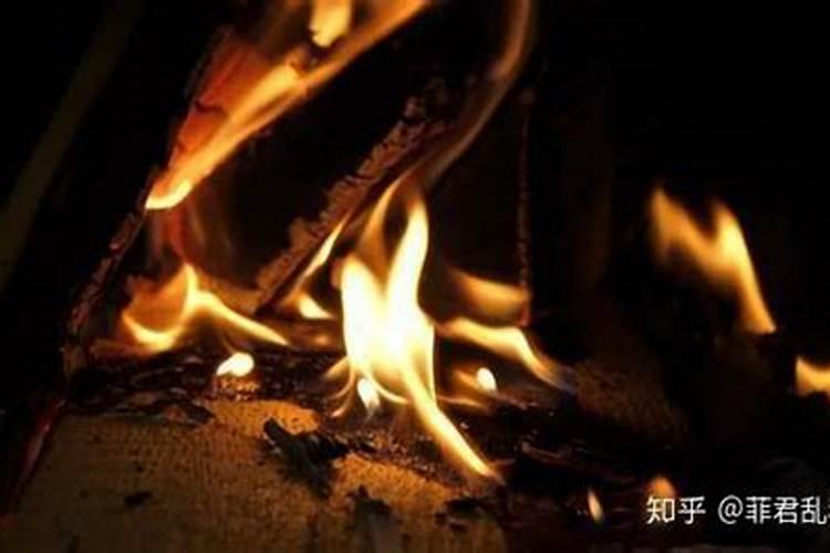 为什么树叶烧成灰是碱性钾肥,而腐烂又是酸性肥料？