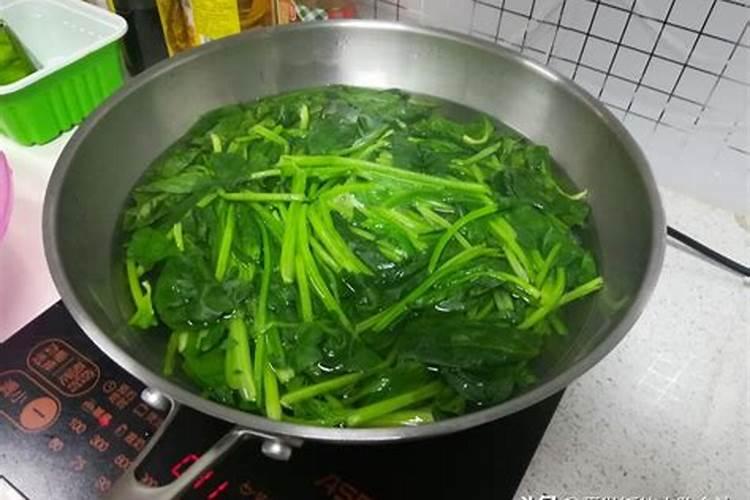 焯菜的水里加食盐能去除菜里的钾吗？