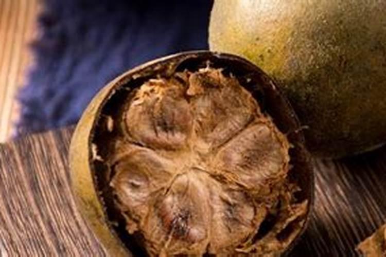 大量元素水溶肥在大棚内喷叶面烧苗吗？