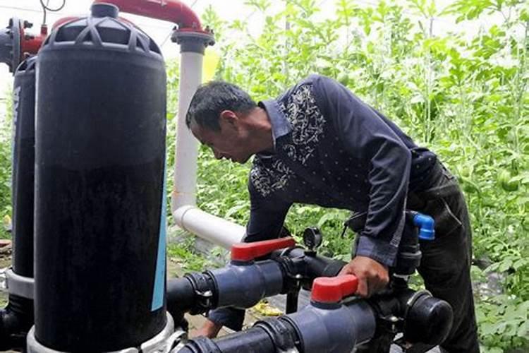 水溶肥板结成块怎么弄碎？