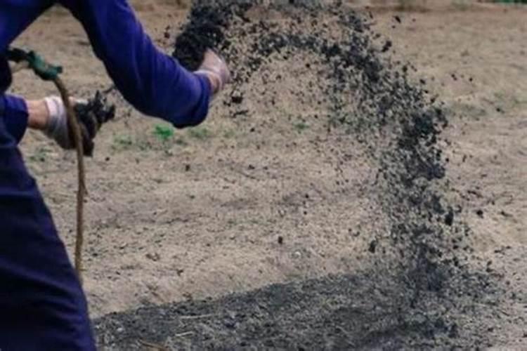 草木灰能和化肥同时用吗