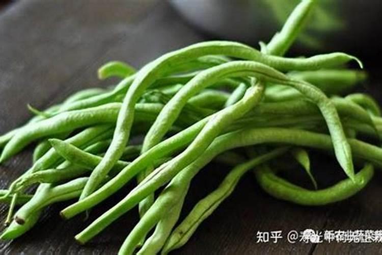 温室大棚里架豆苗期下面的叶子黄而且这落叶是什么原因？