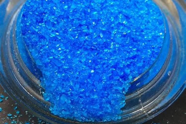 蔬菜叶里的蓝绿色粉末是什么东西