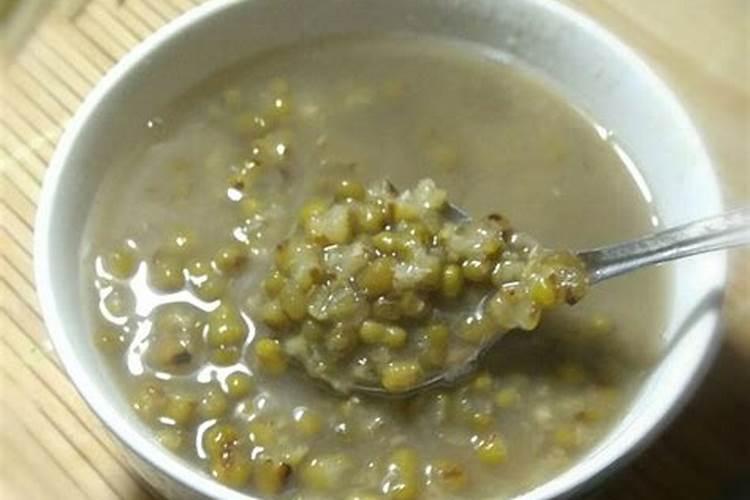 ...的小黑点可以抠掉,不知道是什么病虫害,是虫害还是菌害？