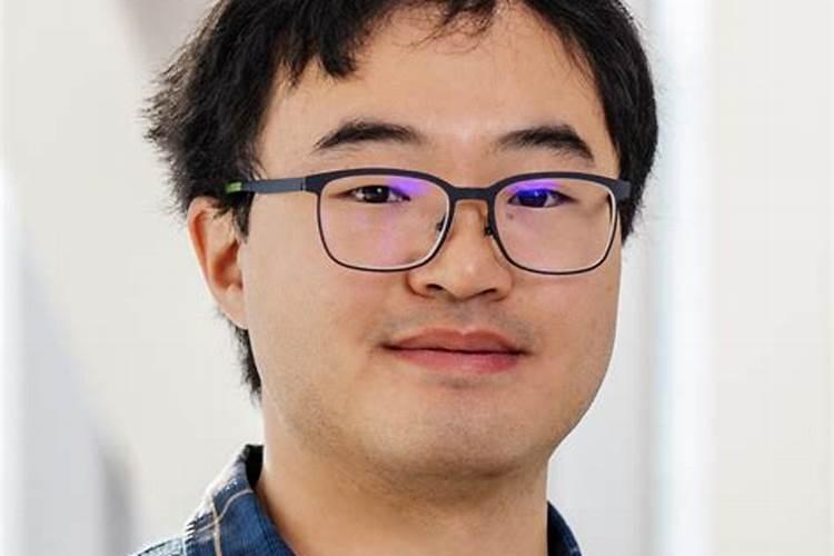 大棚黄瓜在什么时候叶面喷肥？