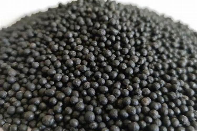 尿素化肥是由什么原材料制成的