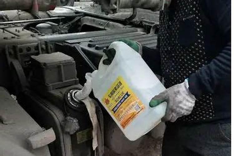 车用尿素水可以浇花吗 汽车尿素能用施肥尿素代替吗