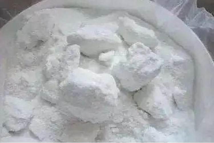 水溶肥板结成块怎么弄碎？