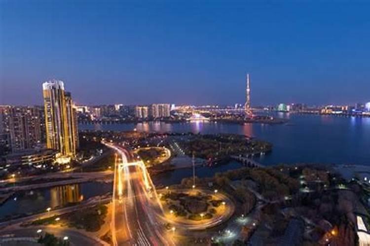 我的水培绿萝,为什么叶子小且颜色浅,是养分不够吗？