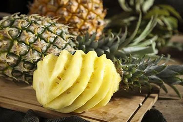 吃完菠萝皮别扔,沤肥没异味,花吃了疯长叶子绿油油!