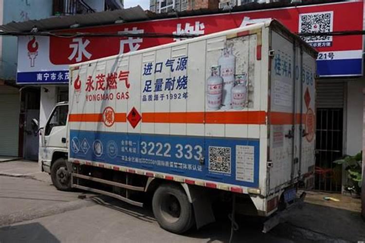 发财树怎么修剪枝叶？