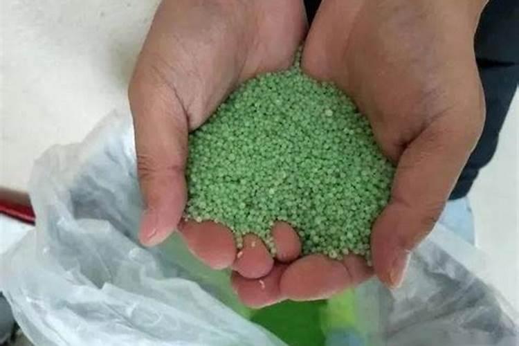 种甘蔗的氯化钾肥看起来和尿素肥一样,氯化钾不带点红色
